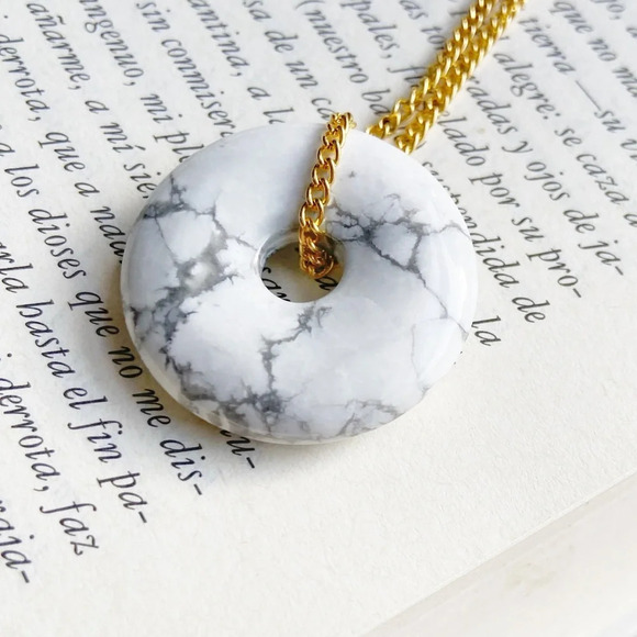 White howlite donut Vermeil gold 18” delicate maximalist necklace - Picture 3 of 4
